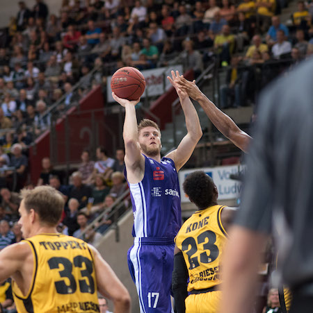 Mathis Moenninghoff während dem Spiel MHP Riesen Ludwigsburg - BG Goettingen Foto: Johannes Roth / www.johannes-roth.com (c) Johannes Roth, Bruckstraße 20, 73066 Uhingen (Germany), Tel.: +49-157 579 31 318 ; jr@johannes-roth.com - Jede Nutzung des Fotos ist honorarpflichtig gemaess derzeit gueltiger MFM Liste zzgl. Mehrwertsteuer. Urhebervermerk wird nach Paragraph 13 UrhG ausdruecklich verlangt. Belegexemplar erforderlich! Bei Verwendung des Fotos ausserhalb journalistischer Zwecke bitte Ruecksprache mit dem Fotografen halten. - Each usage of the photo requires a royalty fee in accordance to MFM and byline Johannes Roth. No model release. For any usage other than editorial purposes please contact the author.