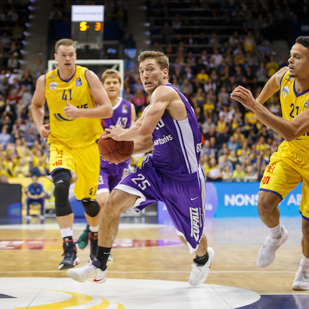 Oldenburg, Niedersachsen, DEU, 09.10.2016, Jesse Sanders (Mitte, BG Göttingen), Dominic Lockhart (rechts, EWE Baskets Oldenburg) und Brian Qvale (links, EWE Baskets Oldenburg). EWE Baskets Oldenburg vs. BG Göttingen. Hauptrunde 4. Spieltag, 1. Basketball-Bundesliga Saison 2016 / 2017, grosse EWE Arena. Foto: Andreas Burmann / www.andreas-burmann.de [ (c) Andreas Burmann, Ammergaustr. 156, 26123 O l d e n b u r g (G e r m a n y), Tel.: +49-441-99867610 oder +49-171-5442466; info@andreas-burmann.de, Konto: O l d e n b u r g i s c h e L a n d e s b a n k AG - Kto.-Nr.: 310 62433 00, BLZ: 280 215 04; IBAN: DE95 2802 0050 3106 2433 00, SWIFT (BIC): OLBO DE H2 - Jede Nutzung des Fotos ist honorarpflichtig gemaess derzeit gueltiger MFM Liste zzgl. Mehrwertsteuer. Urhebervermerk wird nach Paragraph 13 UrhG ausdruecklich verlangt. Belegexemplar erforderlich! Bei Verwendung des Fotos ausserhalb journalistischer Zwecke bitte Ruecksprache mit dem Fotografen halten. - Each usage of the photo requires a royalty fee in accordance to MFM and byline Andreas Burmann. No model release. For any usage other than editorial purposes please contact the author. ]