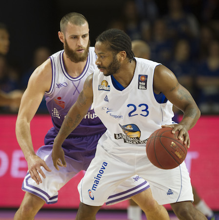 Frankfurts Quantez Robertson (r) und #7, Alex Ruoff, BG Gˆttingen w‰hrend dem Spiel BG Gˆttingen gegen die Fraport Skyliners, 01.02.2015, S-Arena, Gˆttingen. Foto: Swen Pfˆrtner Besondere Hinweise: Jede Nutzung des Fotos ist honorarpflichtig gem‰fl derzeit g¸ltiger MFM-Liste zzgl. Mehrwertsteuer. Urhebervermerk wird nach Paragraph 13 UrhG ausdr¸cklich verlangt. Belegexemplar erforderlich. Bei Verwendung des Fotos auflerhalb journalistischer Zwecke bitte R¸cksprache mit dem Fotografen. - Each usage of the photo requires a royalty fee in accordance to MFM and byline the author. No model release. For any usage other than editorial purposes please contact the author. (c) Swen Pfˆrtner, +49 151 425 66 55 1, Lotzestr. 23, D-37083 Gˆttingen, buero@swenpfoertner.com, swenpfoertner.com, http://facebook.com/swenpfoertnerfotojournalist